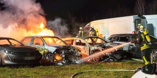 Verheerender Brand im Norden: 21 Neuwagen zerstört