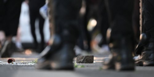Leipzig: Polizei: Mehrere verletzte Beamte nach Steinwürfen