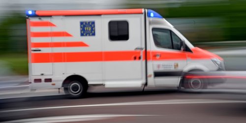 Bus rammt mehrere Autos in Schwerin: Zwei Verletzte