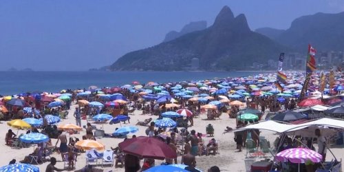 Sonne lockt Strandbesucher trotz Pandemie: Omikron auf dem Vormarsch – Einwohner von Rio genießen den Strand