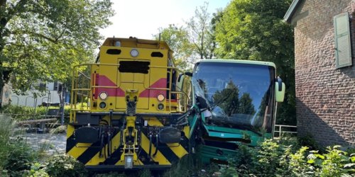 Feuerwehr Ratingen: FW Ratingen: Unfall zwischen einem Reisebus und einem Güterzug