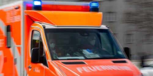 Verden: 72-Jähriger fährt im Stauende gegen Lkw: Schwerverletzt