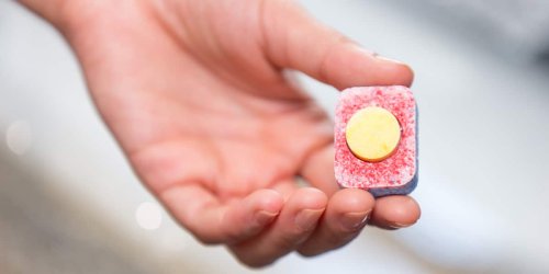 Überraschend gut: Das passiert, wenn Sie Spülmaschinen-Tabs in die Waschmaschine legen