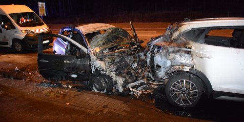 Promille-Fahrer kracht in geparkten SUV – dann geht sein Auto in Flammen auf