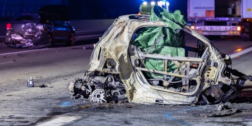Unfall mit sieben Fahrzeugen: Autobahn A3 gleicht nach heftiger Karambolage einem Trümmerfeld