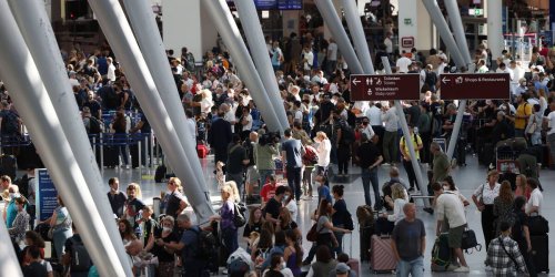 Reisechaos im Newsticker: Flughafen Düsseldorf schickt Passagiere einfach ohne Gepäck nach Hause