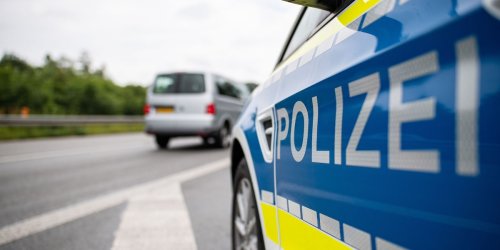 Tiere: Polizei rettet mutterloses Rehkitz von der A38