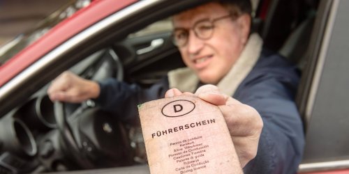 Fahranfänger und Senioren besonders betroffen: Tempo 90 für Anfänger, SUV-Führerschein - EU diskutiert Auto-Hammer