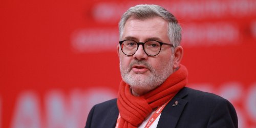 +++ SPD-Parteitag im Newsticker +++: Unter Jubelrufen fliegt Ukraine-Unterstützer Roth aus dem SPD-Vorstand