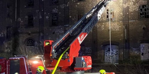 Feuerwehr Neuss: FW-NE: Feuer in leerstehender Industriehalle | Keine Personen verletzt