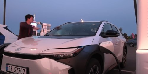 Elektro-Toyota fährt 1000 km: Beim Laden zeigt sich schweres Problem