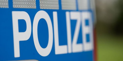 Landkreis Rostock: Transporter rammt Haus: Polizei findet Kennzeichen