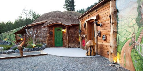 Trotz zugesicherter Genehmigung: Mann baut „Hobbit-Haus“ für 100.000 Euro, soll es aber jetzt wieder abreißen