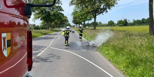 Feuerwehr Moers: FW Moers: Motorroller brennt vollständig aus