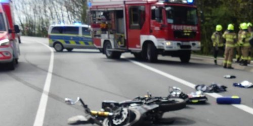 Kreispolizeibehörde Oberbergischer Kreis: POL-GM: Auto überschlägt sich nach Kollision mit einem Motorrad und landet auf dem Dach