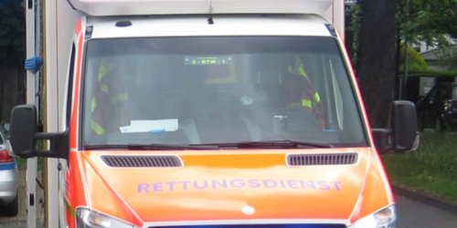 Polizei Mettmann: POL-ME: Drei Verletzte bei Zusammenstoß im Kreuzungsbereich - Ratingen - 2306010