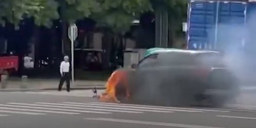 Warum hielt der Fahrer nicht gleich an?: Feuriger Auftritt: Auto fährt mit brennendem Reifen durch die Stadt