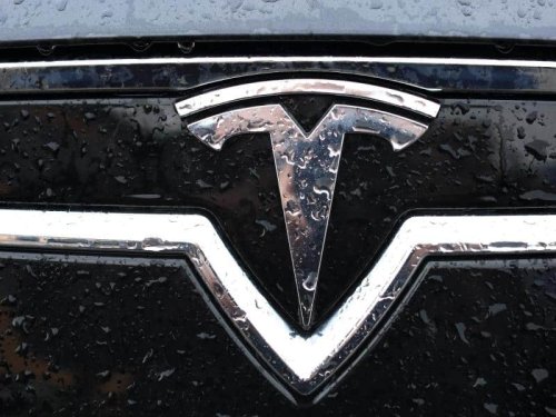 Chipkrise lähmt Autobauer - nur Tesla nicht! Wie Elon Musk deutsche Hersteller düpiert