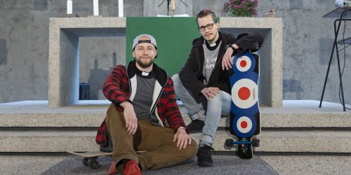 Reaktionen haben ihn „begeistert“: Mit Jeans und Cap steht Pfarrer Christopher am Altar
