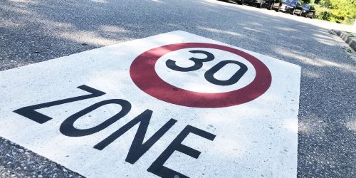 Ampel schaltet auf rot: Neues Straßenverkehrsrecht kommt - mehr Tempo 30 und neue Fahrverbote?