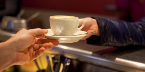 5000 Euro Bußgeld drohen: Bäckerei darf wegen Uralt-Verbot plötzlich keinen Kaffee mehr ausschenken