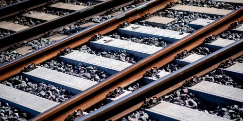 Bahn: Lkw stößt mit Bahn zusammen: Verletzte und Strecke gesperrt