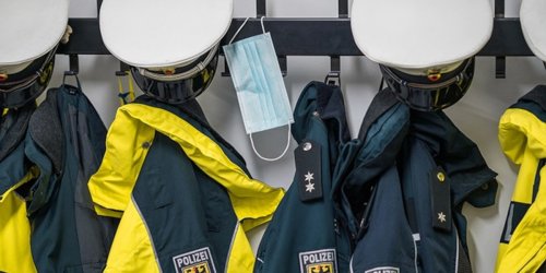 Bundespolizeidirektion Sankt Augustin: BPOL NRW: Bundespolizei eilt zur Hilfe - Handschellen klicken