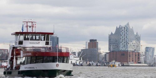 Hamburg: Bootsunglück auf der Elbe: Hadag-Fähre kollidiert mit Yacht – acht Personen evakuiert