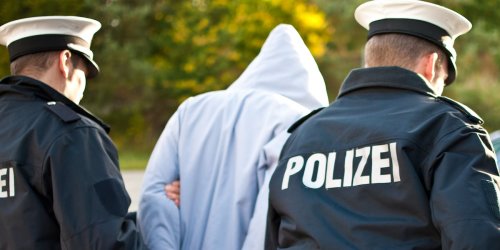 Wegen Sorgerechtsstreit: Iranerin in Niedersachsen bot Auftragskiller 17.000 Euro für Mord an Ex