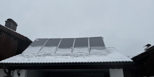 Solaranlage im Winter: Ist ein Schneefanggitter Pflicht?