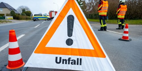 Unfall: Autofahrer bei Kollision mit Sattelzug gestorben