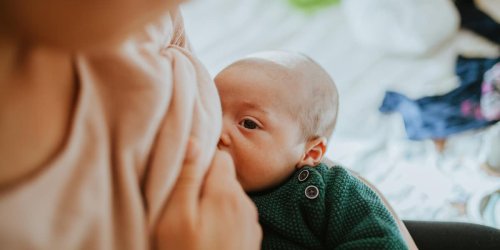 Ein Jahr nach Impf-Empfehlung: Impfstoff-RNA in Muttermilch - was Mütter jetzt wissen müssen
