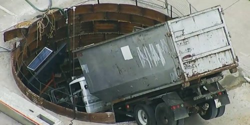 Lastwagenfahrer wollte Fahrzeug ausweichen: Kopfüber in Baugrube: Schräger Lkw-Unfall in Texas