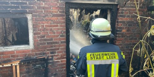 Feuerwehr Landkreis Leer: FW-LK Leer: Schuppenbrand droht auf Wohnhaus überzugreifen