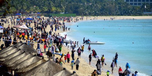 News zur Corona-Pandemie: Nach Corona-Ausbruch sitzen Zehntausende Touristen in „Chinas Hawaii“ fest
