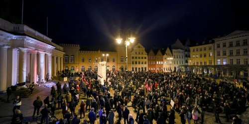 Protest: 600 Menschen bei Demonstration für Demokratie in Schwerin