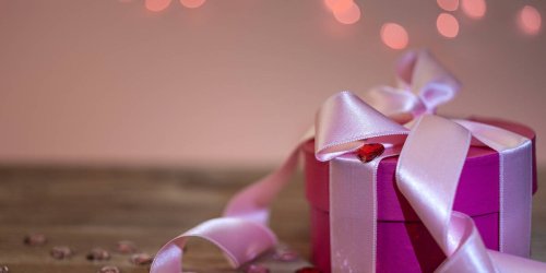 Partner beschenken: Tolle Geschenke zum Valentinstag: Geld sparen mit Musik, Blumen und Ausflügen