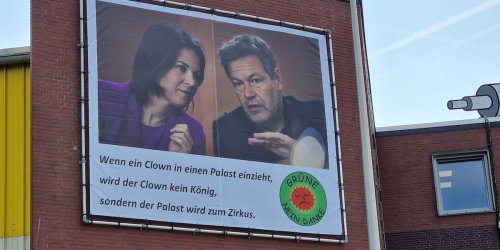 Weil Politik „Deutschland schadet“: Traditionsunternehmen bringt riesiges „Anti-Grünen-Plakat“ an Fassade an