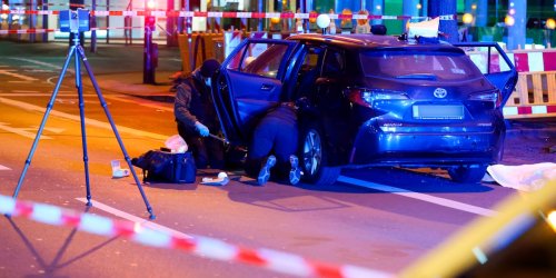 Tat mitten in Düsseldorf: Mann in Uber-Taxi an Ampel erschossen – SEK nimmt Verdächtige fest