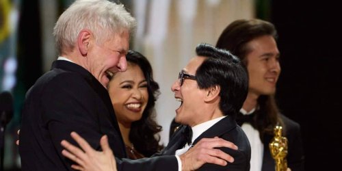 Herzliche Umarmung auf der Bühne: Ke Huy Quan und Harrison Ford: "Indiana Jones"-Treffen bei Oscars