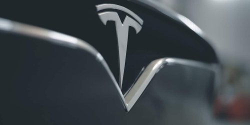 Vier E-Auto-Typen unter der TÜV-Lupe: TÜV wertet Prüfprotokolle von E-Autos aus: Das schlechteste ist von Tesla
