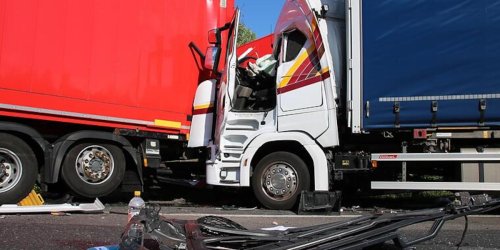 Bad Kissingen: Unfall in Unterfranken: Zwei Lastzüge verkeilt, bis zu elf Kilometer Stau