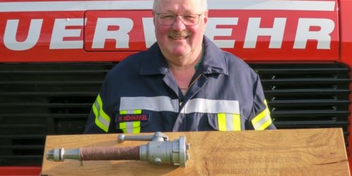 Feuerwehr Flotwedel: FW Flotwedel: Offensens Ehrenortsbrandmeister Wilhelm Mohwinkel mit Einsatzübung in die Ehrenabteilung verabschiedet