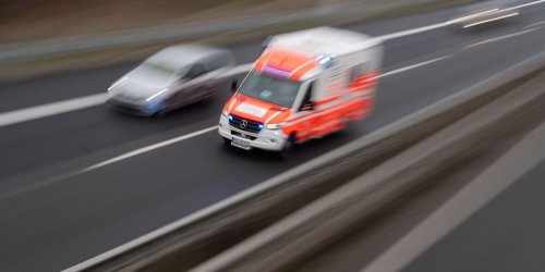 Verkehrsunfall: Zwei Menschen bei Frontalzusammenstoß verletzt