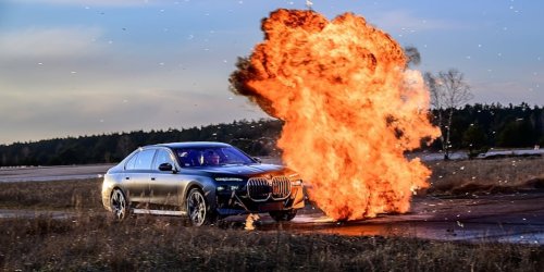 Personenschutz-Training: „Immer auf dem Gas“ - BMW lehrt Autofahren zwischen Explosionen und Kugelhagel