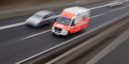 Landkreis Osnabrück: Transporter überschlägt sich auf Landstraße: Fahrer verletzt