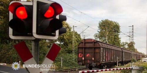 Bundespolizeiinspektion Kassel: BPOL-KS: Unbekannter beschädigt Bahnanlagen am Bahnübergang