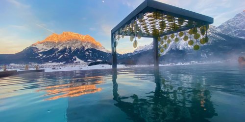 Baden mit Aussicht: Wellness im Winter: Diese Hotels haben die schönsten Pools mit Bergblick