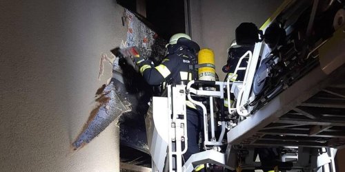 100.000 Euro Sachschaden: Messie-Wohnung voller Papier und Kram brennt komplett aus