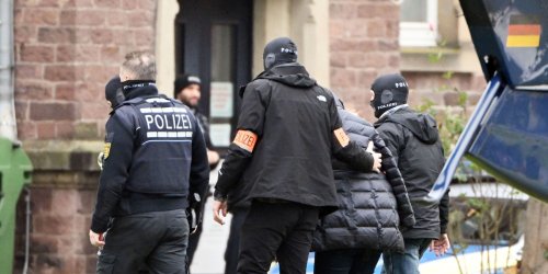 Durchsuchungen, Polizisten, Festnahmen: Große Razzia-Bilanz zeigt Ausmaß der Reichsbürger-Szene